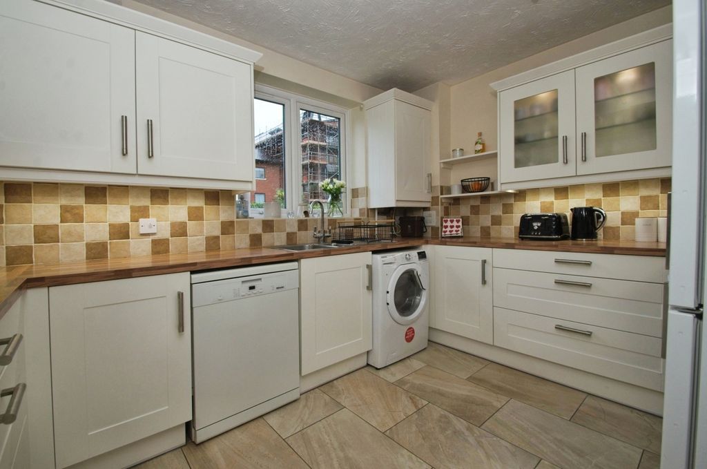 Property photo 3 of 17 Kitchen