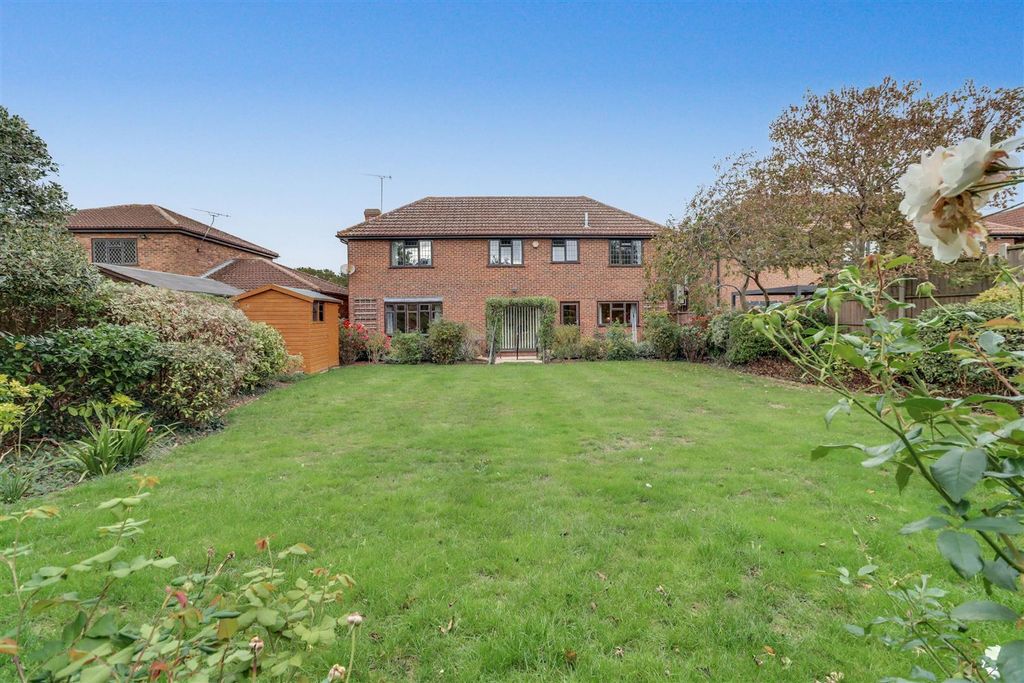 Property photo 3 of 26 35 Riverside Walk Wickford-26.Jpg