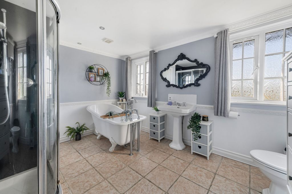 Property photo 2 of 28