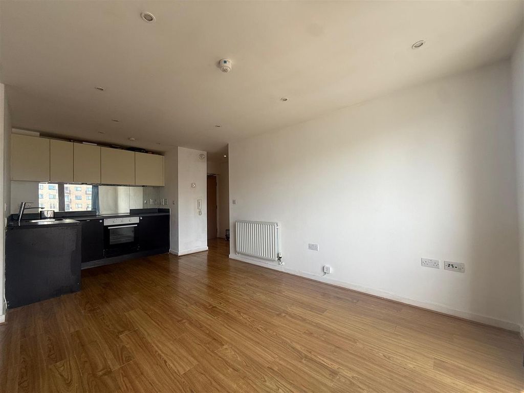 Property photo 2 of 6 Living Room / Kitchen