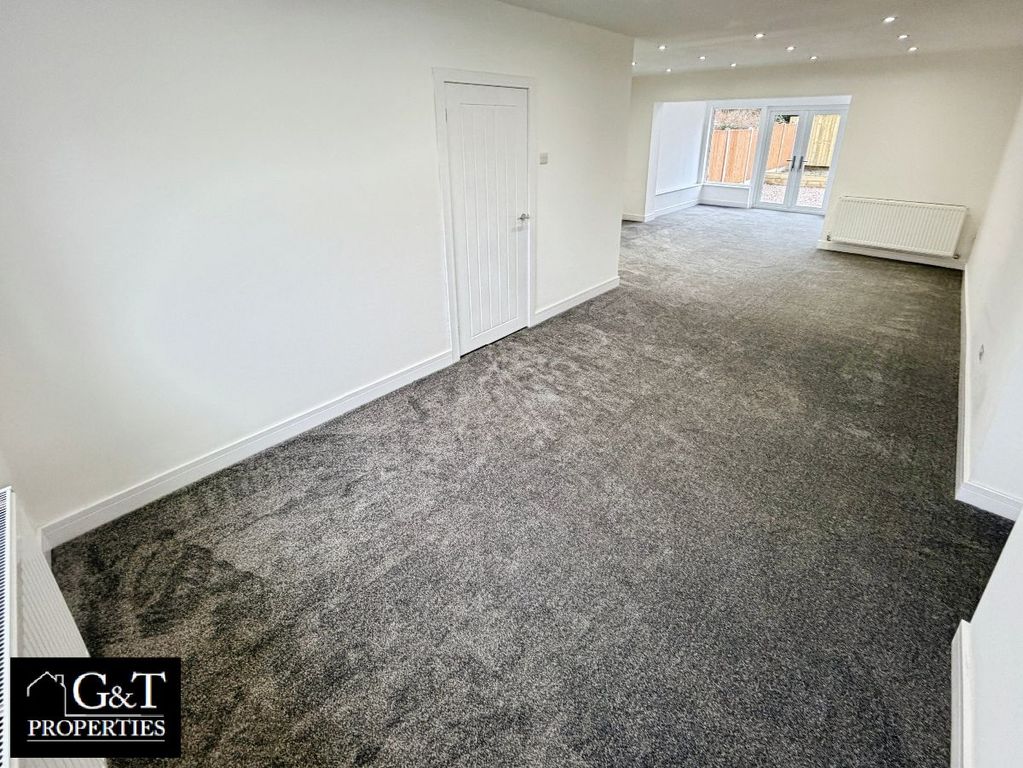 Property photo 3 of 15 Living Room / Diner