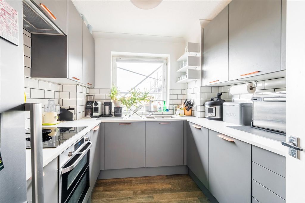 Property photo 3 of 14 17 Aymer House-2.Jpg