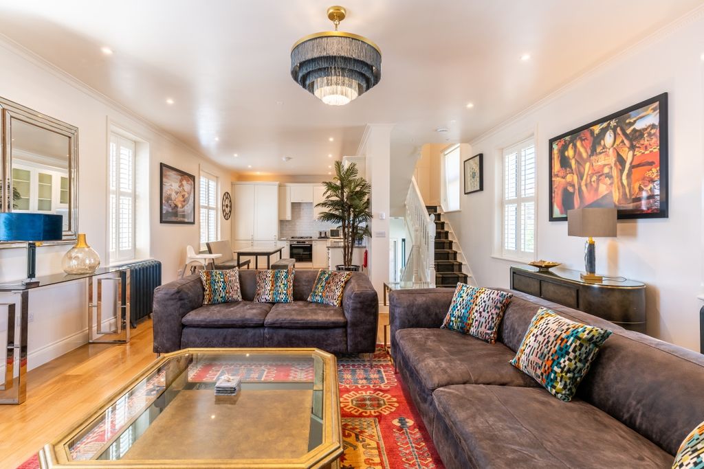 Property photo 1 of 12 Lounge Area