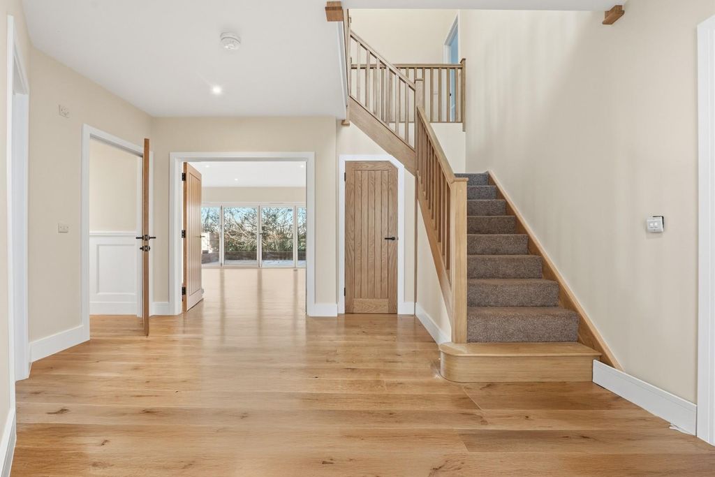 Property photo 3 of 20 Entrance Hall