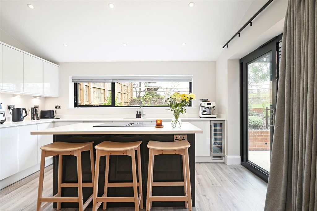 Property photo 2 of 31 Dining Kitchen