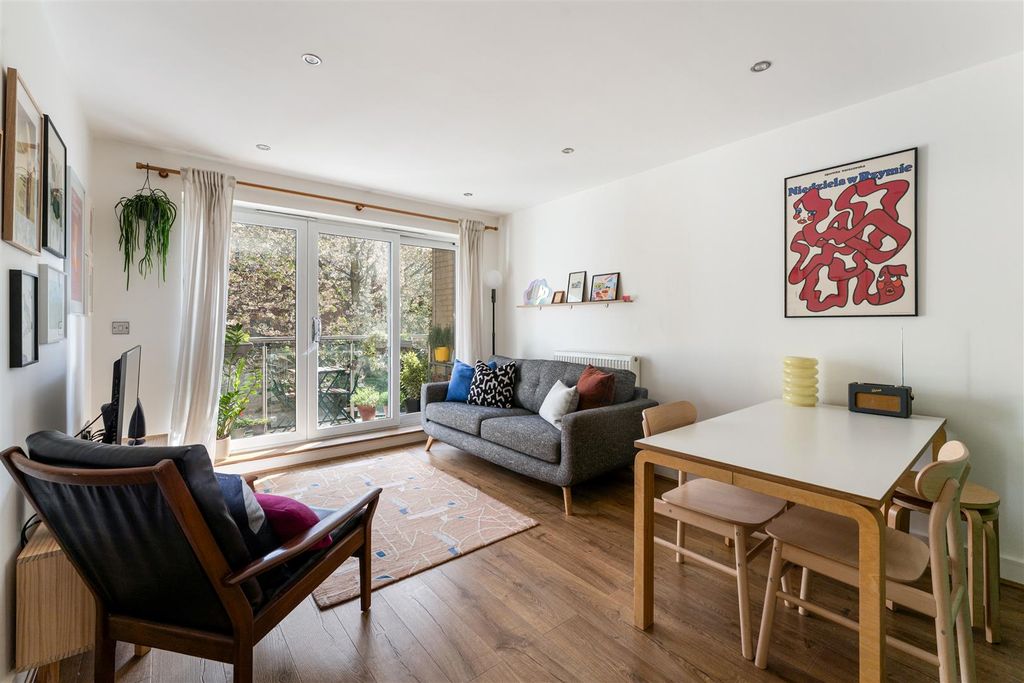 Property photo 3 of 17 Thomas Jacomb Place, E17