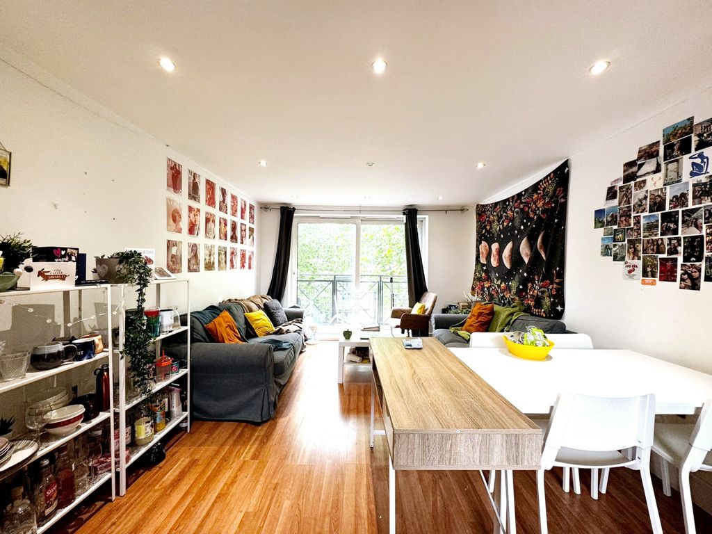 Property photo 1 of 8 A Beautifully Presented Two Double Bedroom, Two Bathroom Apartment, Ideally Located With Excellent Access To Bermondsey Underground Station And London Bridge.