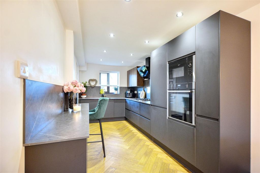 Property photo 3 of 23 Kitchen