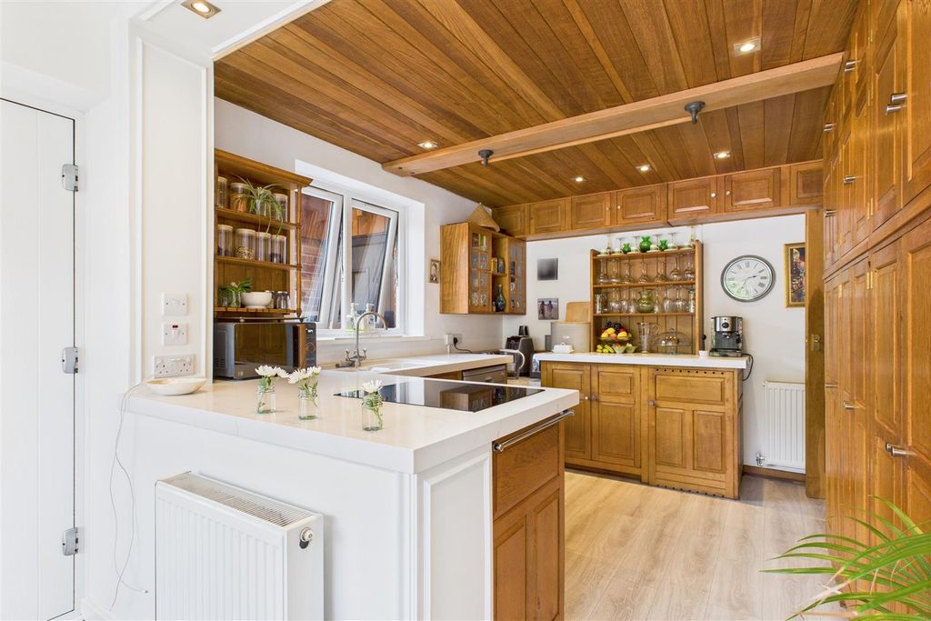 Property photo 3 of 28 Kitchen