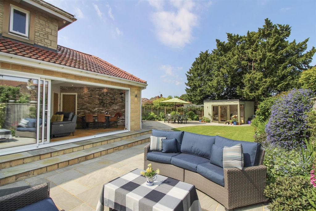 Property photo 2 of 32 Rear Gardens