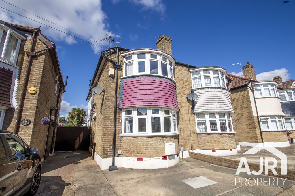 Property photo 1 of 14 Three Bedroom House In Welling