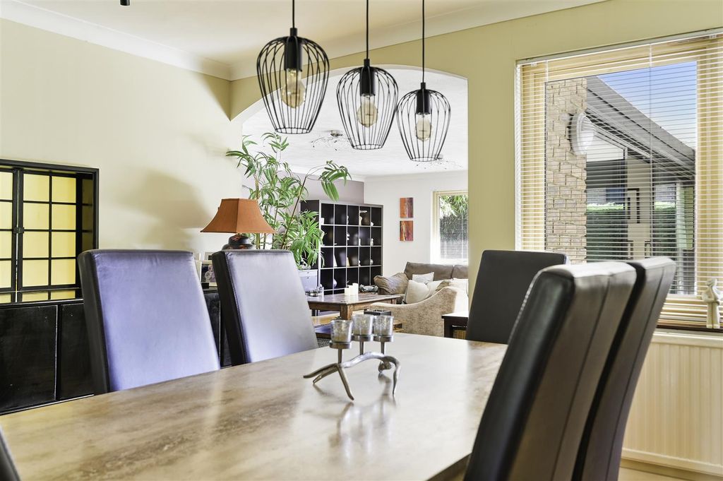 Property photo 3 of 29 Silver Close, 4- (12).Jpg