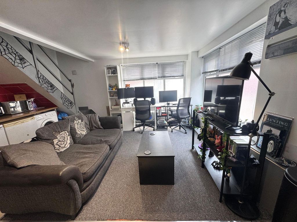 Property photo 2 of 8