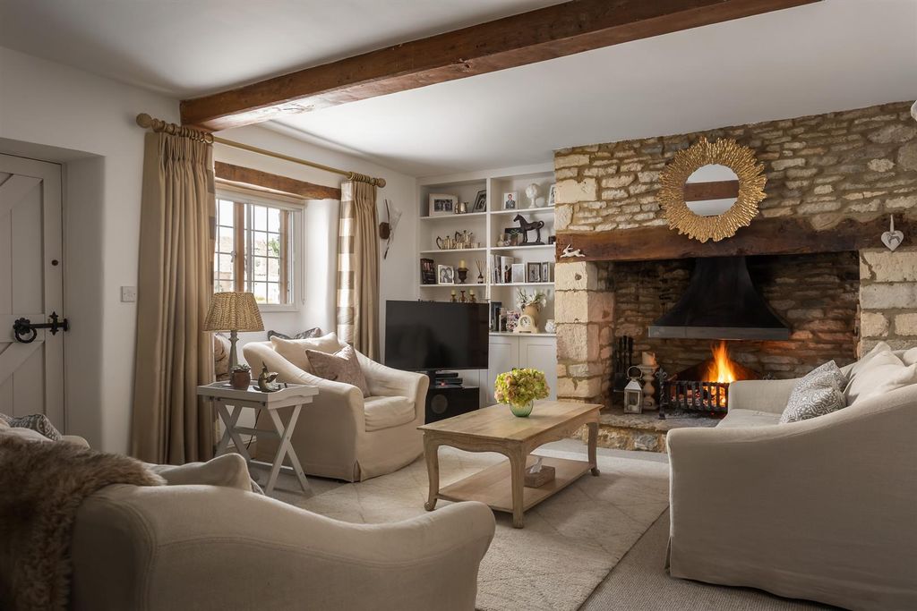 Property photo 3 of 31 52 - Lamb House - Gl7 5Qw - Web.Jpg