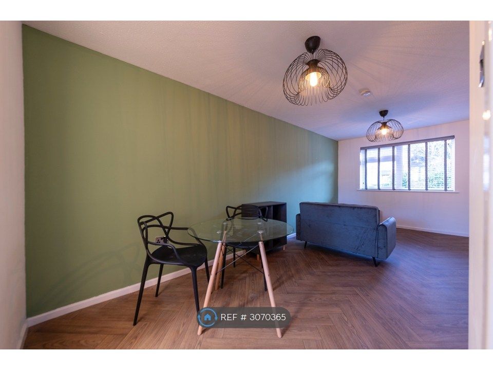 Property photo 3 of 20 Lounge/Dining