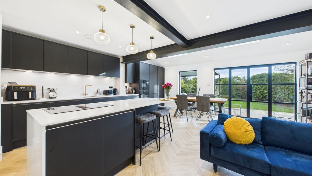 Property photo 2 of 23