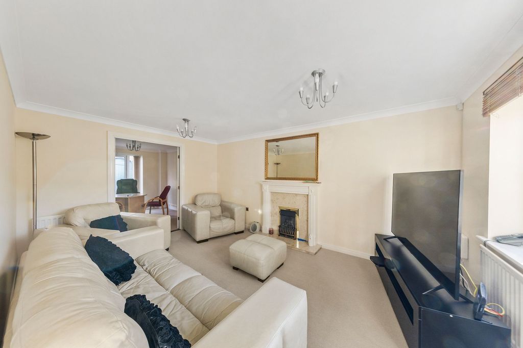 Property photo 2 of 32