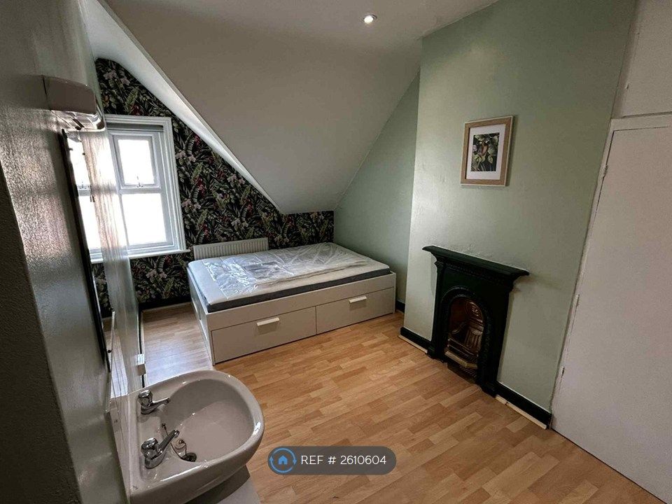 Property photo 1 of 27 Green Room-Top Floor