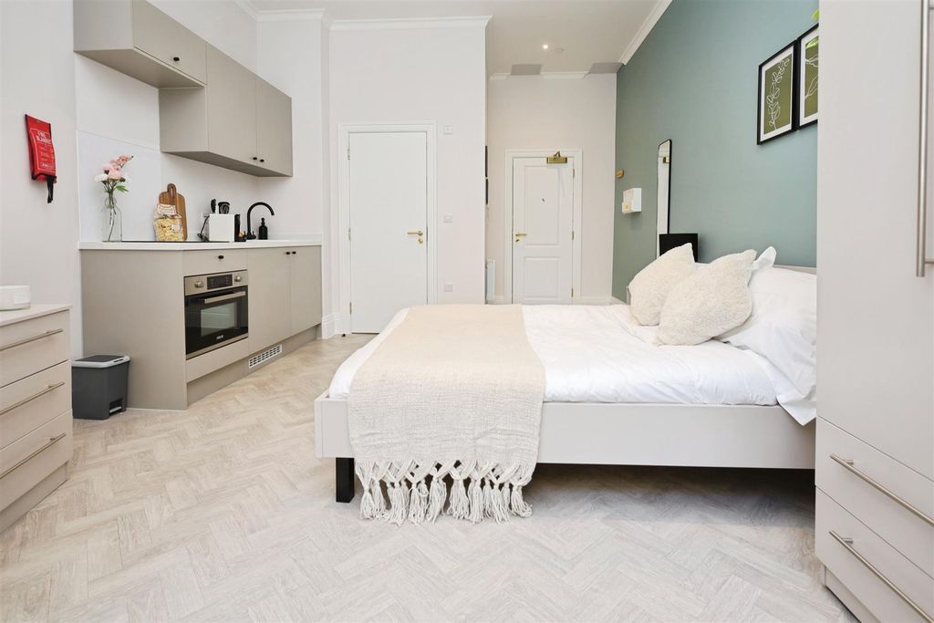 Property photo 1 of 19 Brights Show Flat 4.Jpg