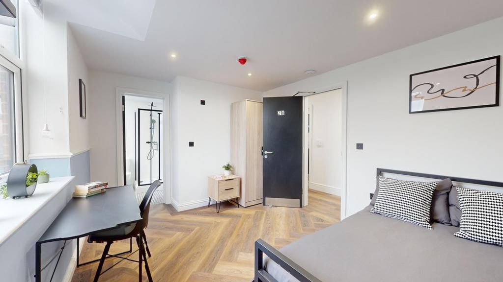 Property photo 1 of 23 A Spacious And Bright Large Double Bedroom, Perfec...