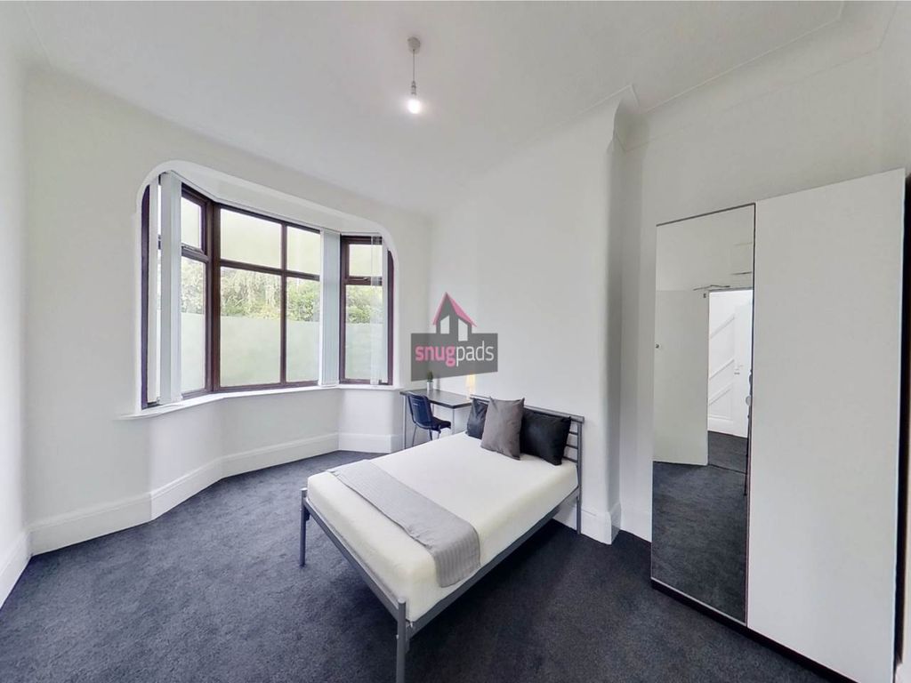 Property photo 3 of 11 Bright Double Bedroom With A Large Bay Window, Sim...