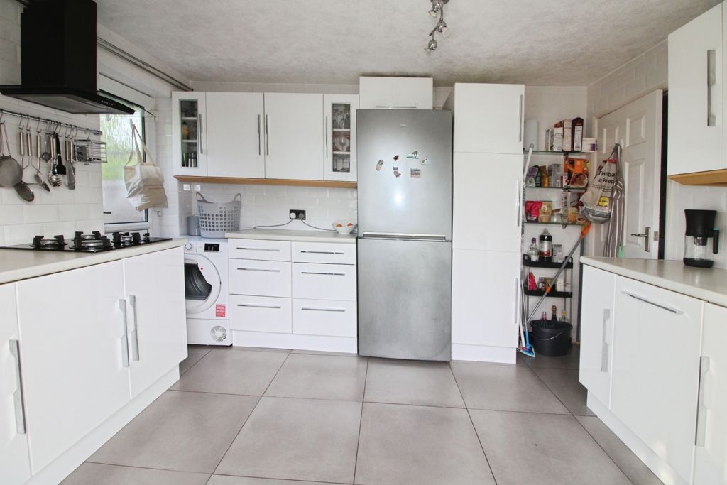 Property photo 3 of 18 Kitchen..Jpg