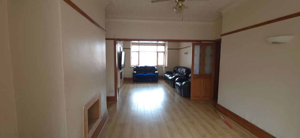 Property photo 3 of 10 Livingroom