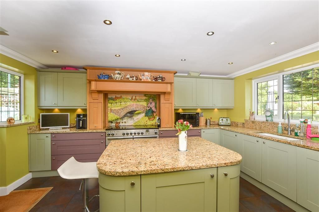Property photo 3 of 12 Kitchen