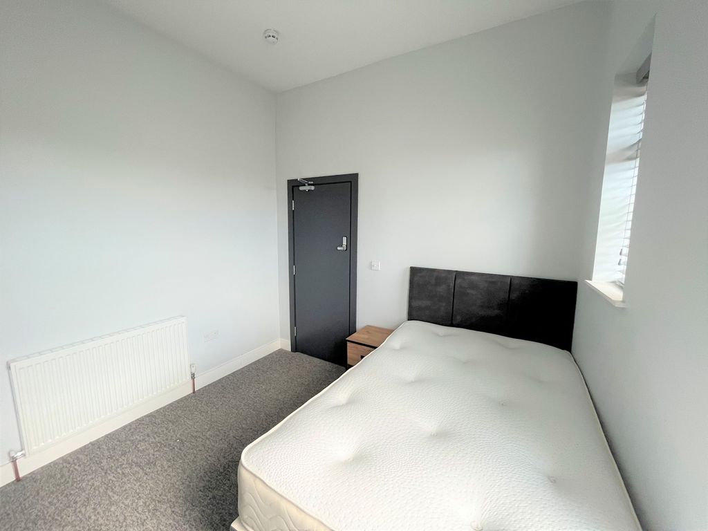 Property photo 2 of 20 A Spacious And Bright Double Bedroom Featuring Mod...