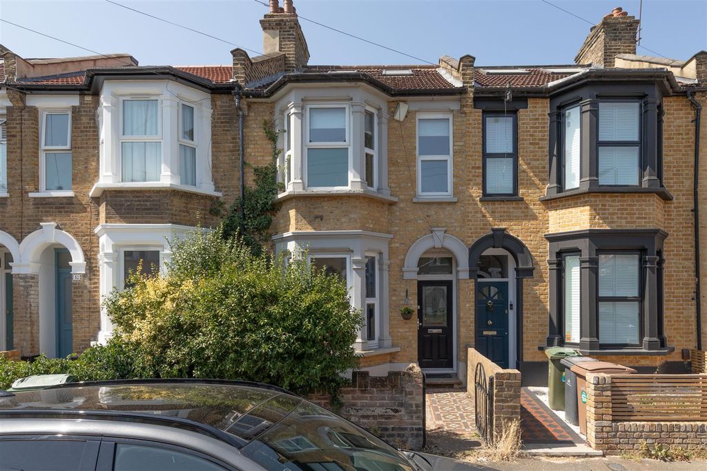 Property photo 1 of 32 Sunnyside Road, E10