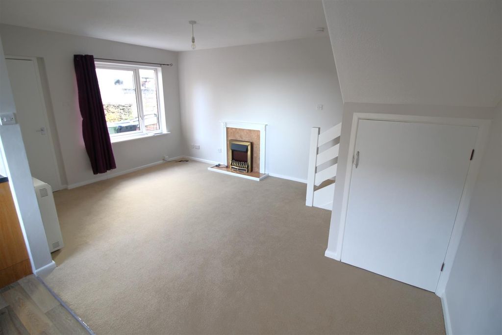 Property photo 3 of 11 Living Room
