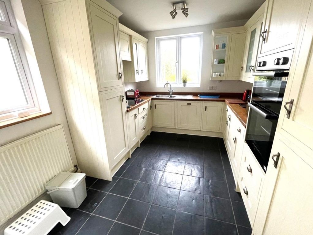 Property photo 3 of 18 Kitchen (2).Jpg