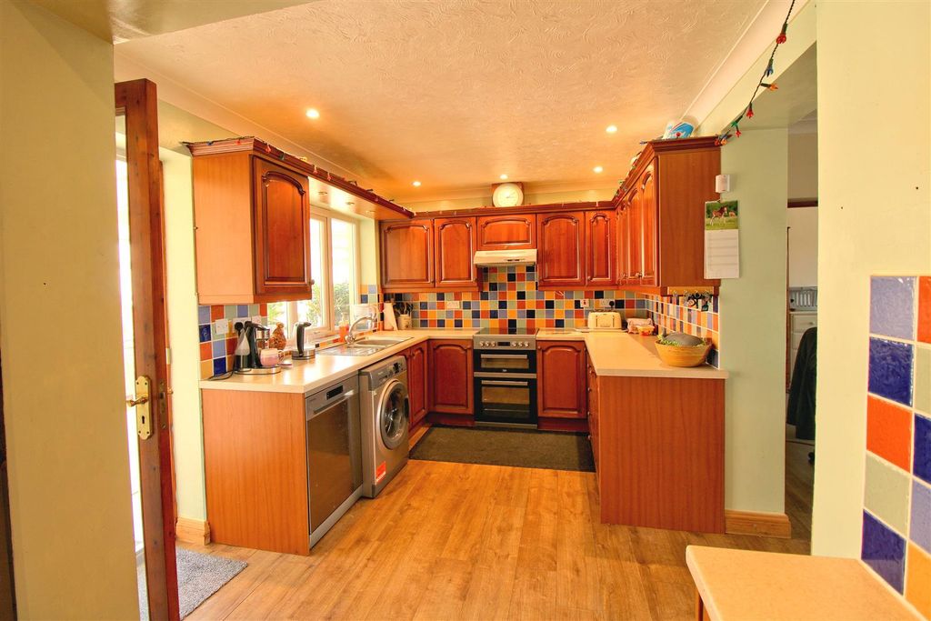 Property photo 3 of 20 Kitchen