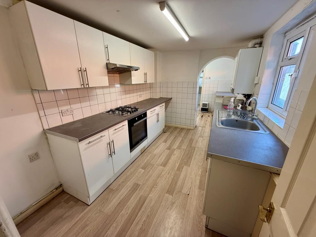 Property photo 2 of 10 Kitchen