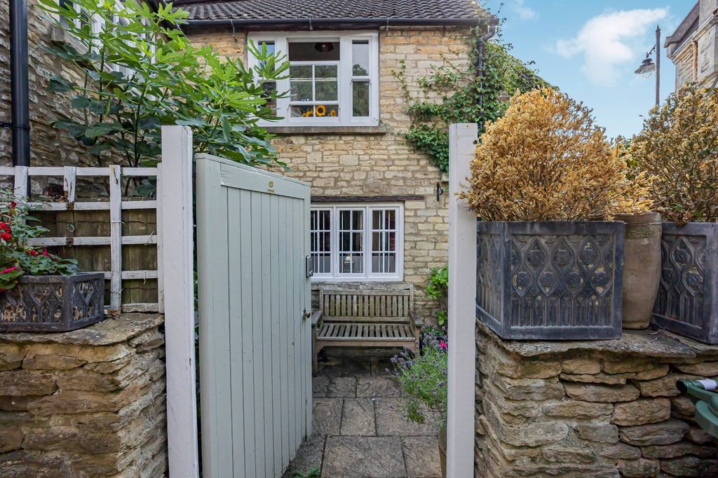 Property photo 1 of 14 Courtyard