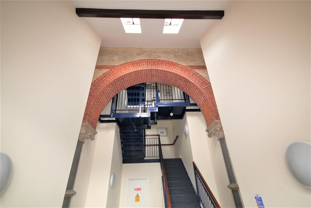 Property photo 3 of 22 Entrance Halway.Jpg