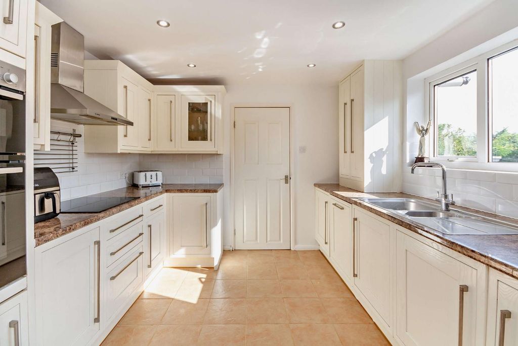 Property photo 3 of 26 8660162-Interior07-800.Jpg