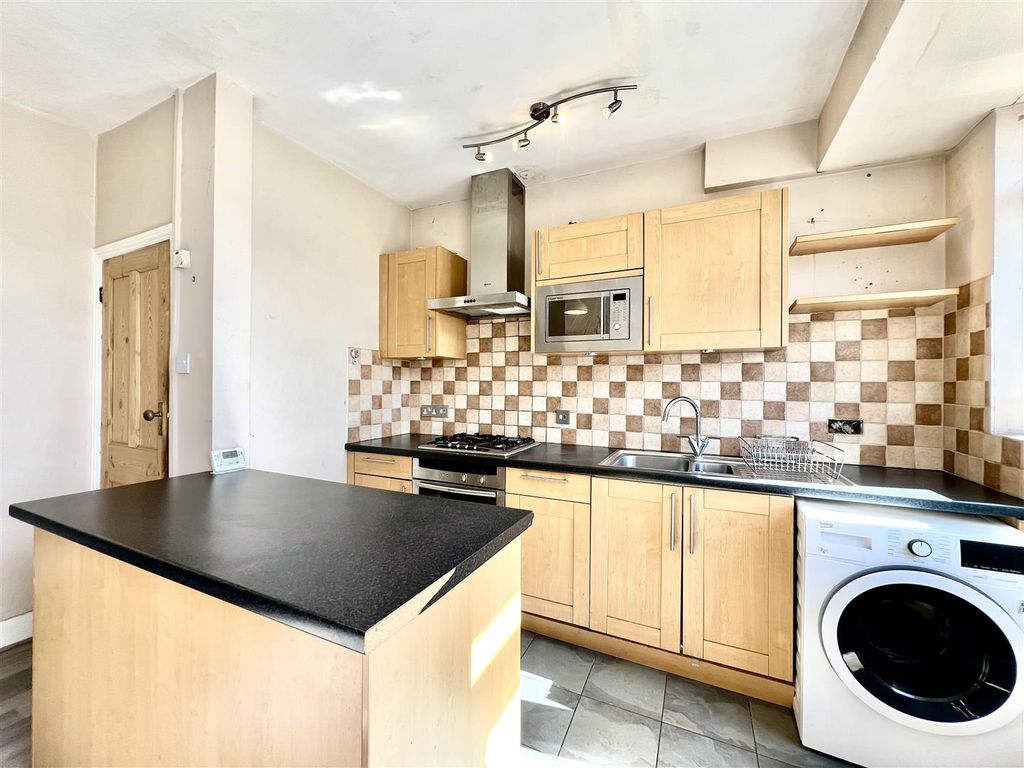 Property photo 3 of 10 Kitchen