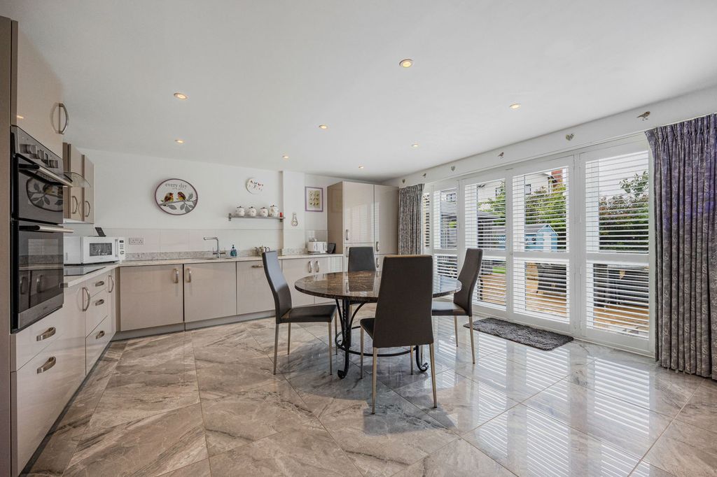 Property photo 2 of 26