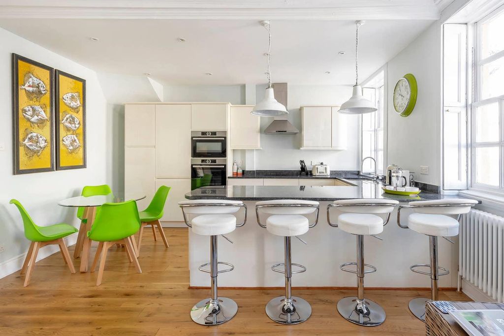 Property photo 3 of 11 Kitchen