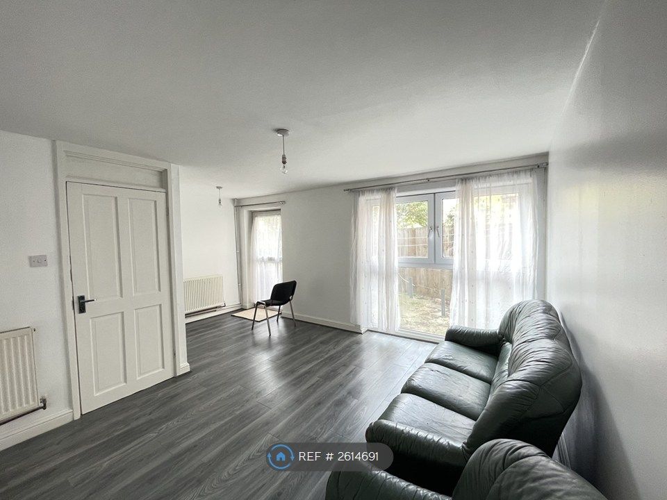 Property photo 1 of 16 Living Room
