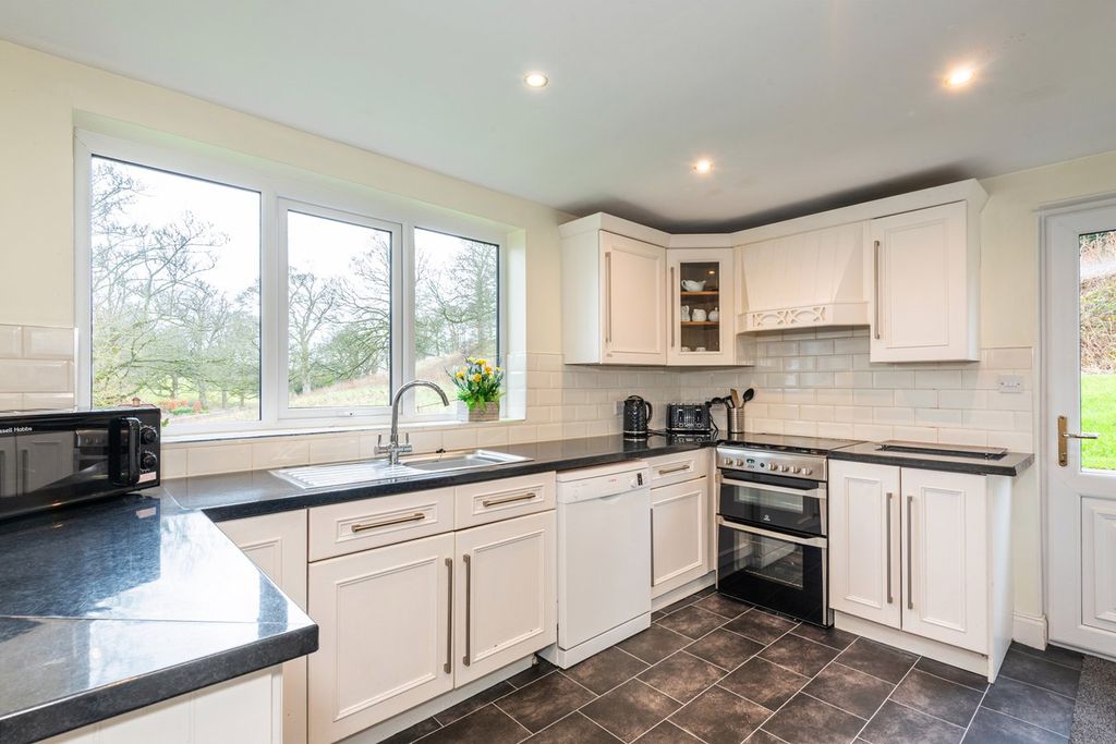 Property photo 3 of 19 Kitchen