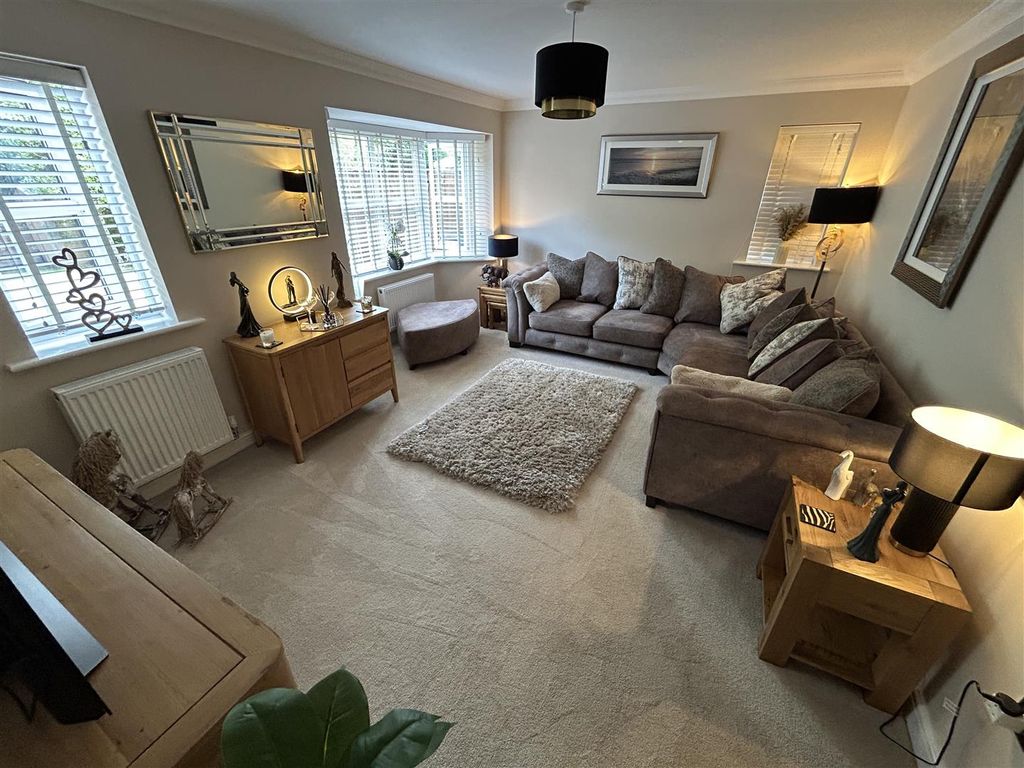 Property photo 2 of 14 Lounge