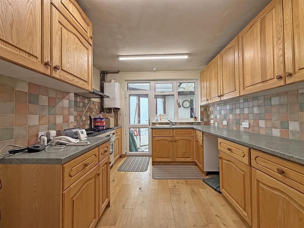 Property photo 3 of 15 Southwell Road 6 - Kitchen.Jpg