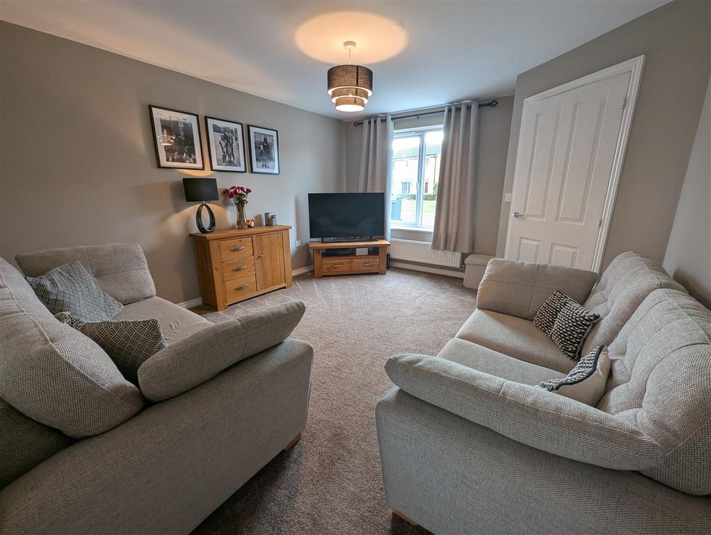 Property photo 2 of 13 Lounge