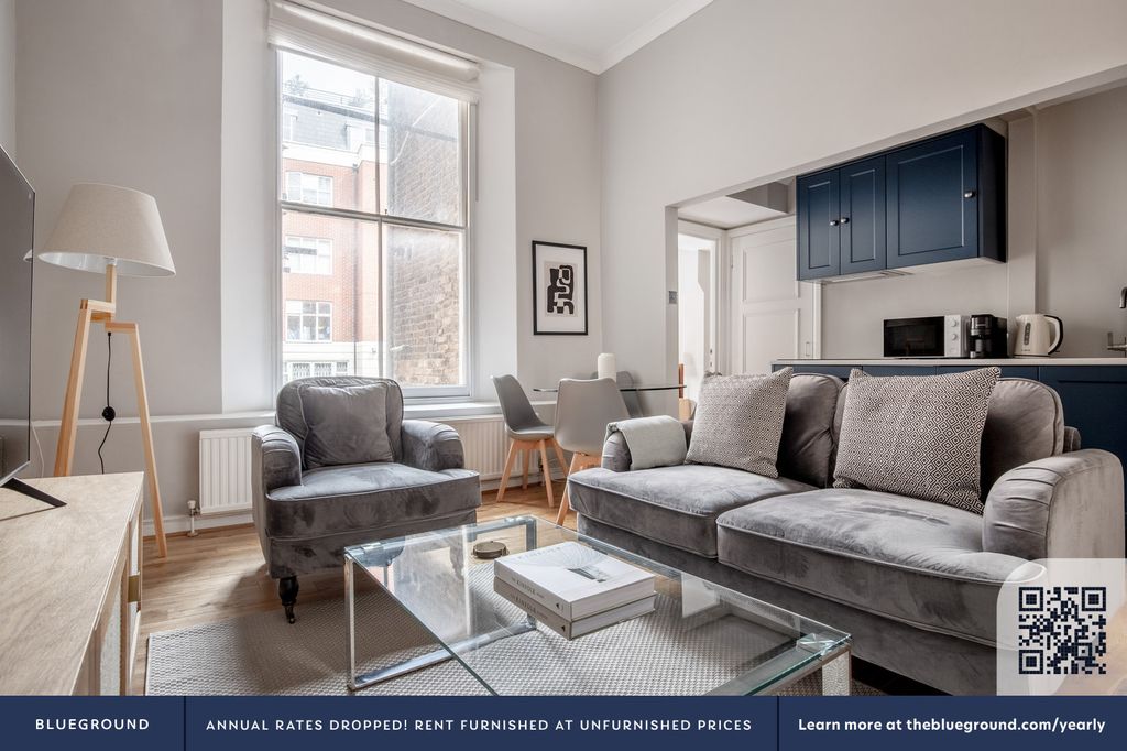 Property photo 3 of 18 Living Room