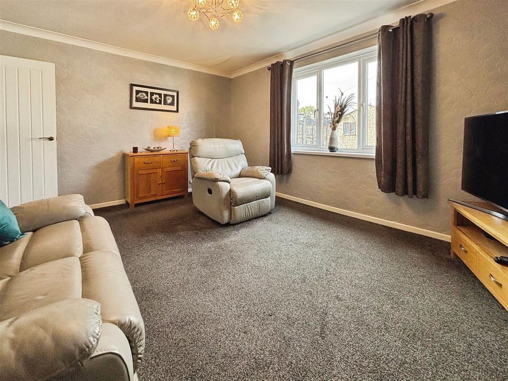 Property photo 3 of 13 Lounge