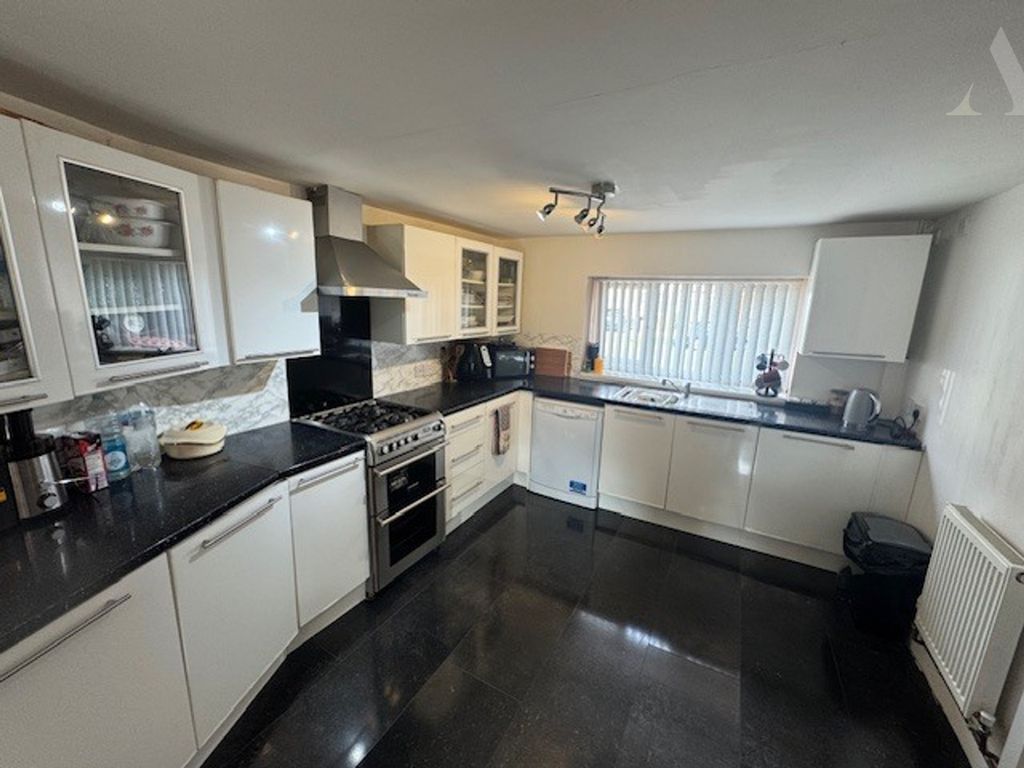 Property photo 2 of 14 39 Bucklands End Kitchen x 2.Jpeg