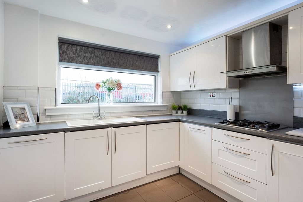 Property photo 3 of 25