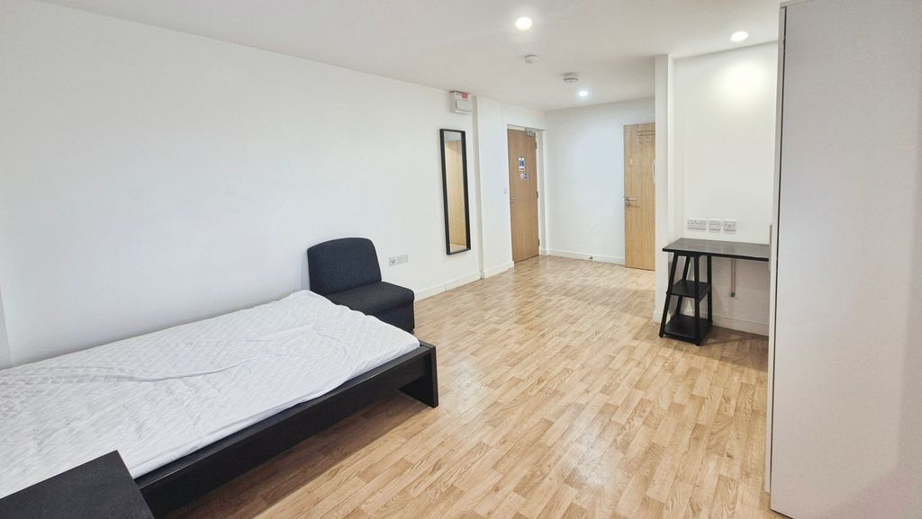 Property photo 2 of 8 044221c1-1000124999